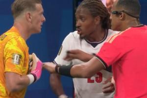 小西蒙尼越位后拿着球往回走，皮克福德上去抢球