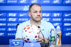 罗比·尼尔森：红牌成比赛转折点，十人作战仍为球迷拼尽了全力