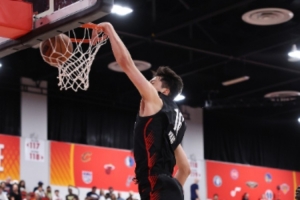 开拓者媒体人：杨瀚森体型接近NBA级别 三分出手快但防守仍需适应